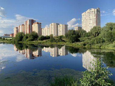 Rusya, Moskova, Balashikha şehri. Pekhorka nehri yazın güneşli bir gün ve Zarechnaya caddesinin manzarası