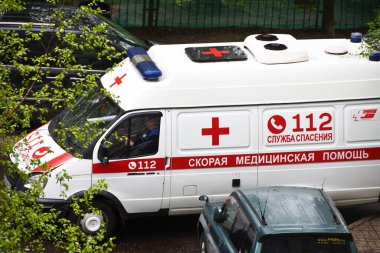 Balashikha, Moskova bölgesi, Rusya, Mayıs, 10. 2020 yılı. Park halindeki arabalar yüzünden bir ambulans bahçeye giremiyor.