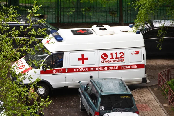 Balashikha, Moskova bölgesi, Rusya, Mayıs, 10. 2020 yılı. Park halindeki arabalar yüzünden bir ambulans bahçeye giremiyor.