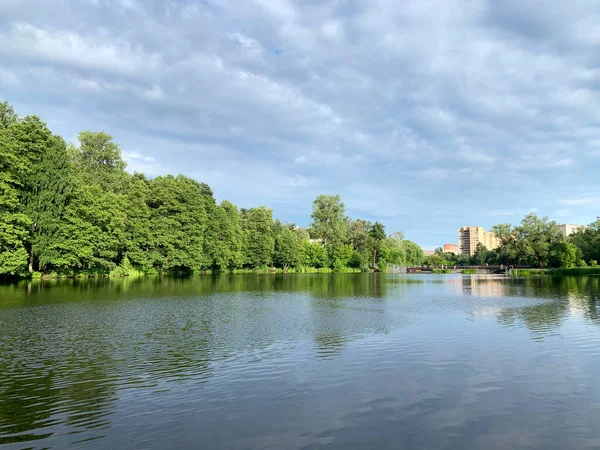 Moskova bölgesi, Balashikha şehri. Pekhorka nehri Temmuz 'da Pekhorka Parkı yakınlarında. Rusya