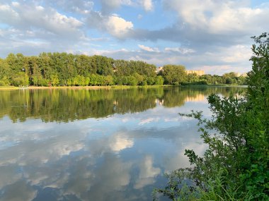 Rusya, Moskova, Balashikha şehri. Pekhorka nehri bulutlu bir yaz akşamında