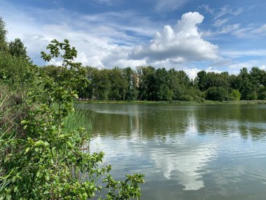 Pekhorka nehrinin üzerinde güzel bulutlar. Rusya, Moskova bölgesi, Balashikha şehri