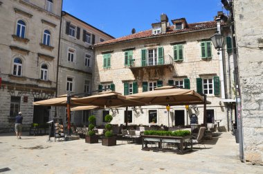 Kotor şehri, Karadağ, 21 Haziran 2015. Karadağ 'ın eski Kotor kentindeki restoranlardan biri