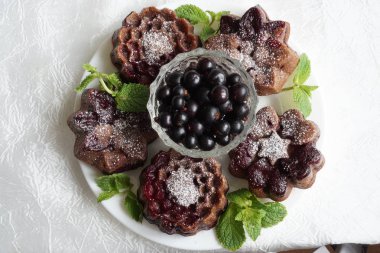 Kek ve beyaz arka plan üzerinde frenk üzümü