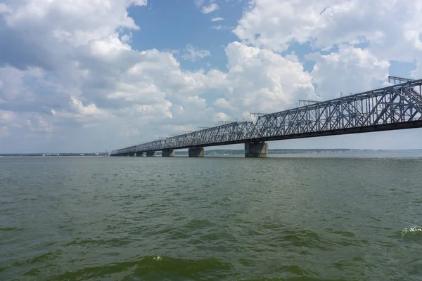 Imperial köprü Volga Nehri, Ulyanovsk, Rusya Federasyonu.