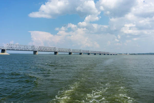 Imperial köprü Volga Nehri, Ulyanovsk, Rusya Federasyonu.