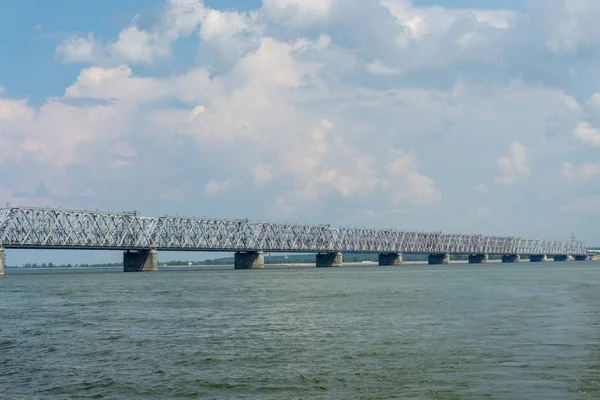 Imperial köprü Volga Nehri, Ulyanovsk, Rusya Federasyonu.