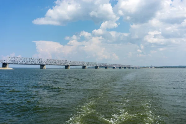 Imperial köprü Volga Nehri, Ulyanovsk, Rusya Federasyonu.