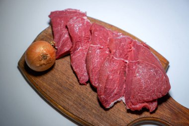 Et çiğ soğan bir bıçak ile kesme tahtası