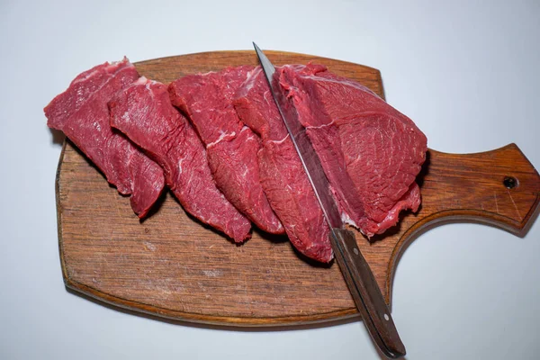 Carne Crua Uma Tábua Corte Com Uma Faca Cebola — Fotografia de Stock