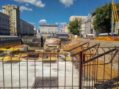 Bir temel çukur Moskova, st. 1 Tverskaya Yamskaya, 15.08.18 inşaatı