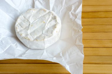 Beyaz bir sarmalayıcı camembert peyniri