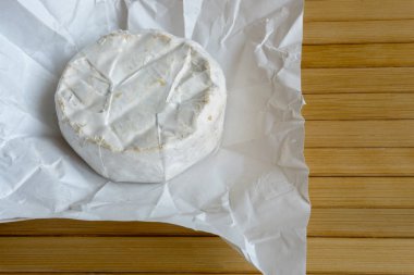 Beyaz bir sarmalayıcı camembert peyniri