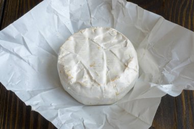 Beyaz bir sarmalayıcı camembert peyniri