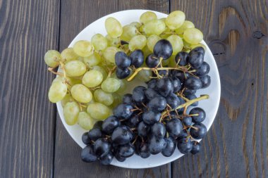 ahşap arka plan üzerinde üzüm