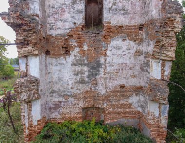 eski yıkık kilise, bir mezarlık, üstten görünüm