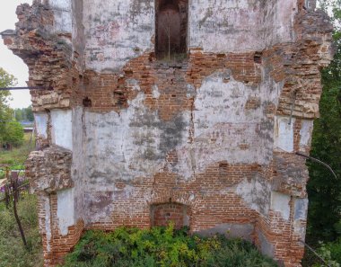 eski yıkık kilise, bir mezarlık, üstten görünüm