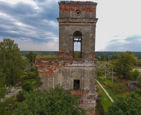 Stary Zniszczony Kościół Cmentarz Widok Góry — Zdjęcie stockowe