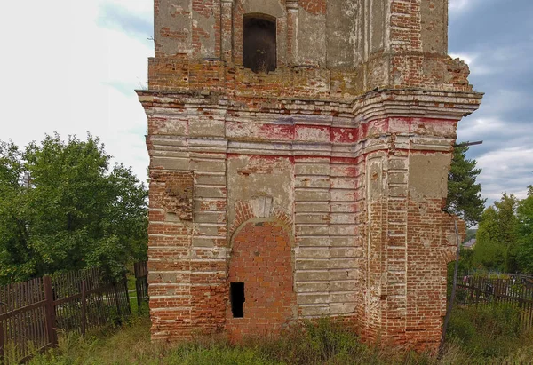 Stary Zniszczony Kościół Cmentarz Widok Góry — Zdjęcie stockowe