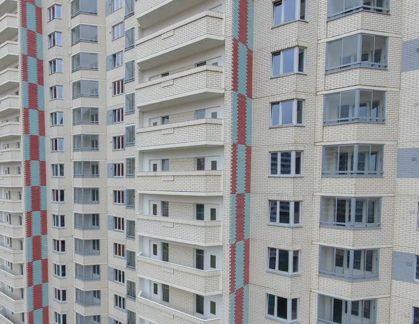 Rumah Bertingkat Tinggi Jendela Balkon Latar Belakang — Stok Foto
