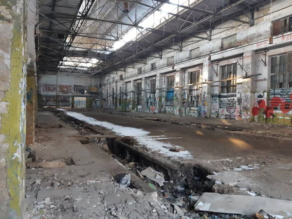 Разрушенный Старый Завод Стены Граффити — стоковое фото