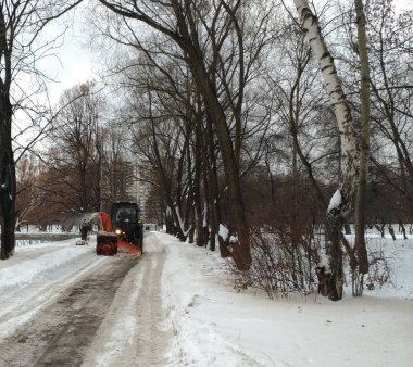 parça temizlik bir traktör ile kar kaldırma