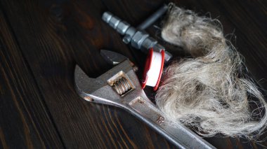 ahşap arka plan üzerinde sıhhi tesisat araçları