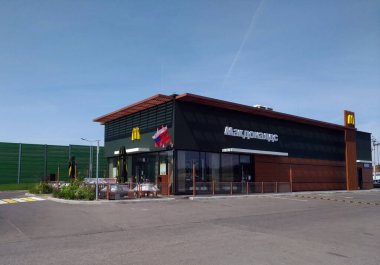 McDonald 's binası, Moskova, Desna köyü, ul. Dağ külleri 15 'e 1, 06 / 28 / 2020