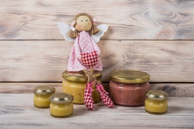 Hafif ahşap arka plan üzerinde bir cam kavanoza tatlım. Arı bal