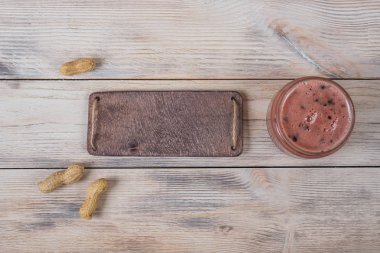 Hafif ahşap arka plan üzerinde bir cam kavanoza tatlım. Arı bal