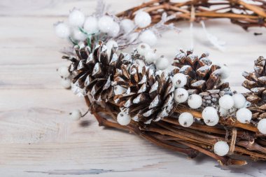 Noel Kış çelenk çerçeve. Beyaz ahşap zemin
