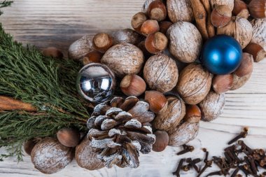 Çelenk Noel Kış çerçeve. Beyaz ahşap arka plan. Mavi öğeleri