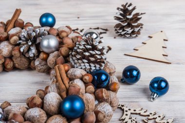 Çelenk Noel Kış çerçeve. Beyaz ahşap arka plan. Mavi öğeleri