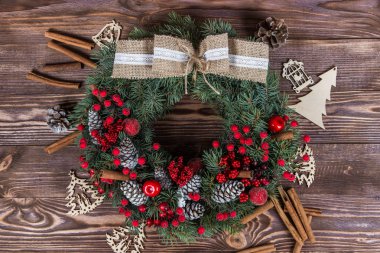 Noel Kış koyu ahşap arka plan karede. Noel çelenk. Kırmızı öğeler