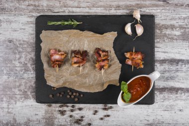 Kavrulmuş et parçaları. Aperatif. Ahşap masa üzerinde tatlı ve ekşi soslu et