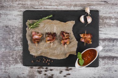 Kavrulmuş et parçaları. Aperatif. Ahşap masa üzerinde tatlı ve ekşi soslu et