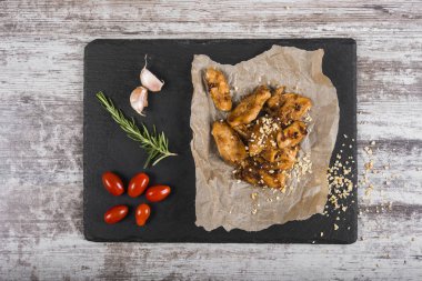 Kızarmış tavuk parçaları. Taşa snack