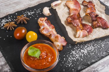 Kavrulmuş et parçaları. Aperatif. Et ahşap masanın üzerine dilimlenmiş