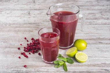 Limonata bal çilek (orman meyveleri, Deniz topalak, kızılcık), nane ve limon ile