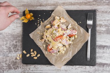 Hafif taze salata tavuk. Ahşap üzerine fıstık