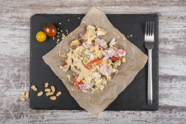 Hafif taze salata tavuk. Ahşap üzerine fıstık