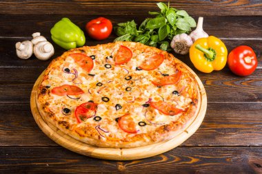 İtalyan pizza. Yaratıcı yazarın pizza domates, zeytin ve balık.