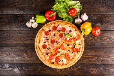 Yaratıcı yazarın pizza koyu ahşap arka plan üzerinde