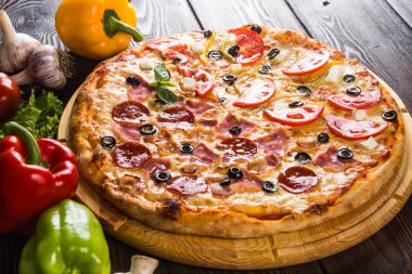 Yaratıcı yazarın pizza koyu ahşap arka plan üzerinde