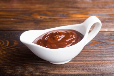 Koyu renkli ahşap Barbekü sosu.