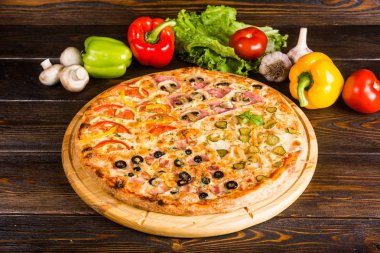 Pizza taze sebze ile koyu ahşap arka plan üzerinde 