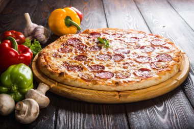 Salam, peperoni pizza