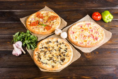 Küçük mini pizza (mini, minyatür). Farklı mini pizza kümesi