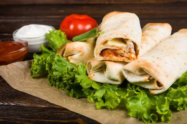 Çift Kişilik börek tavuk Sezar sos ile