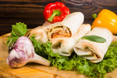 Çift Kişilik börek tavuk Sezar sos ile